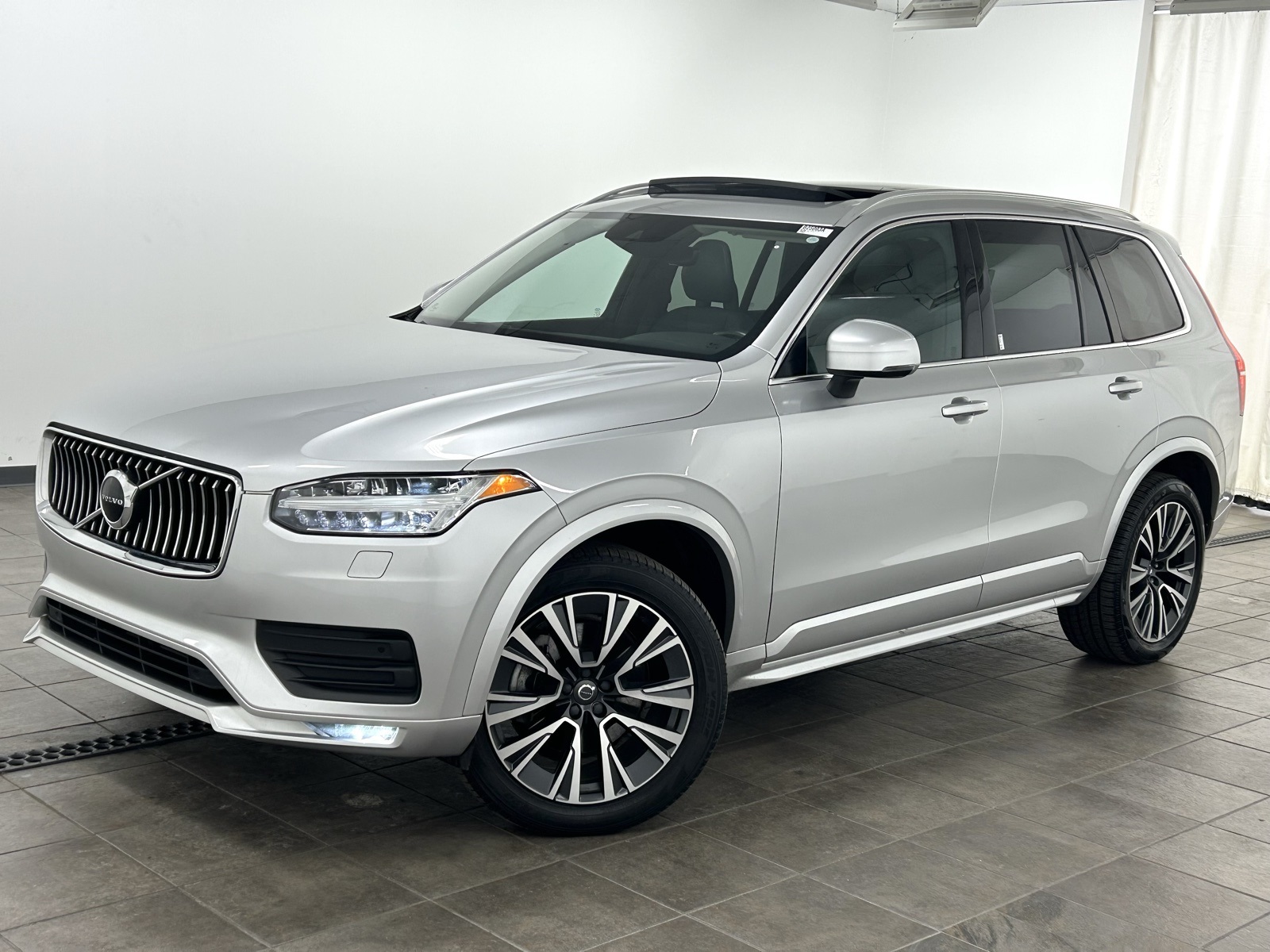 2021 Volvo XC90 Momentum's photo