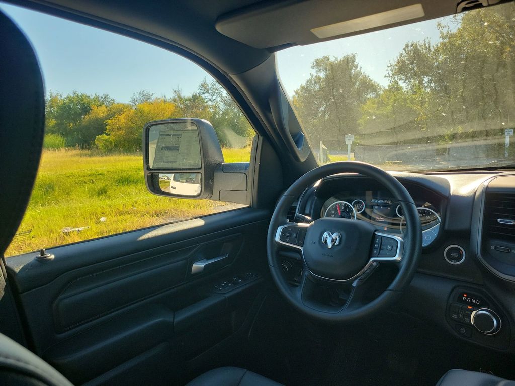 2025 Ram 1500 Tradesman photo 3
