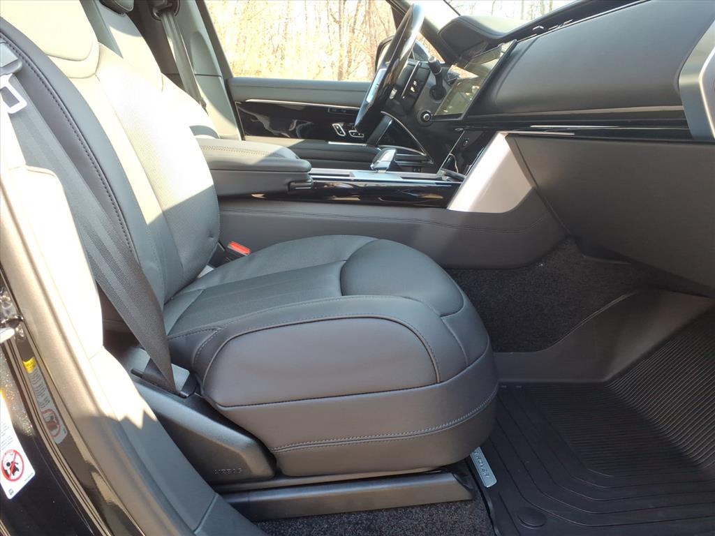 2025 Land Rover Range Rover SE photo 2