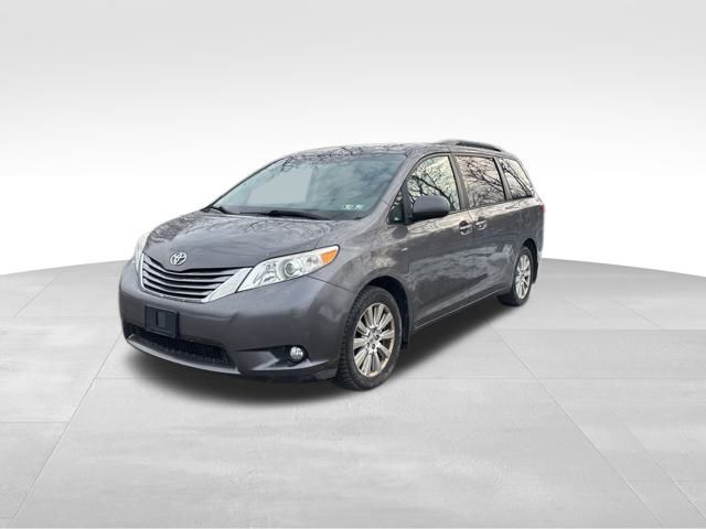 2017 Toyota Sienna XLE's photo