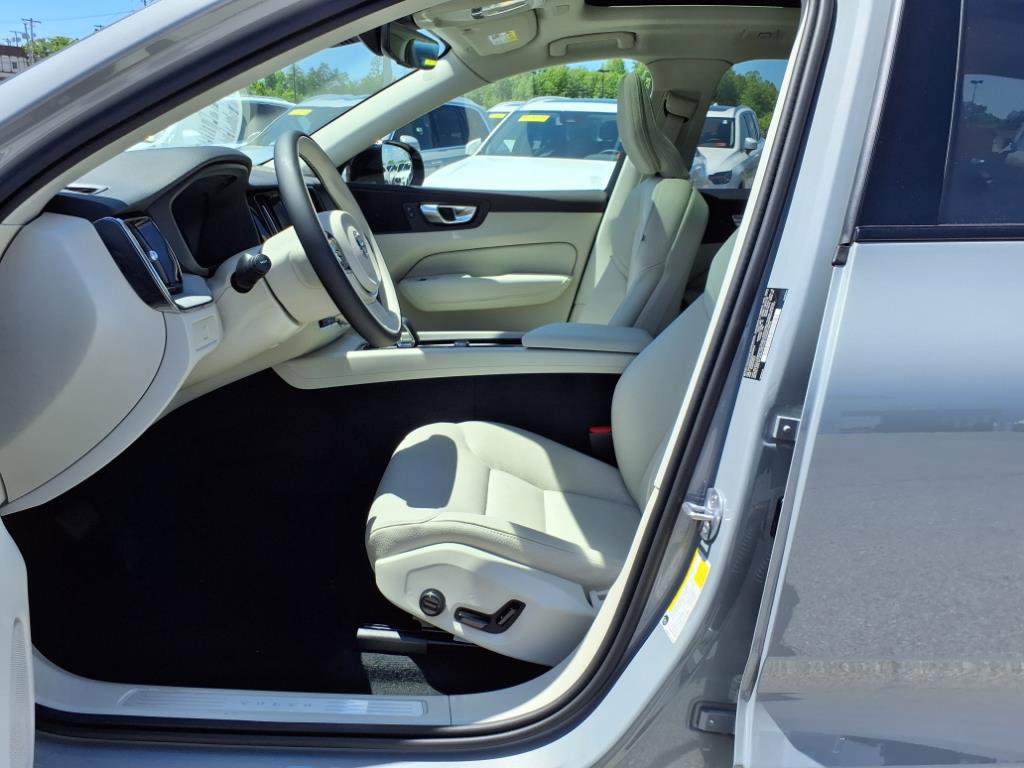 2025 Volvo XC60 Plus photo 10