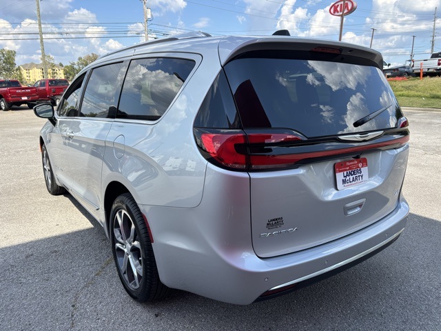 2026 Chrysler Pacifica Pinnacle photo 4