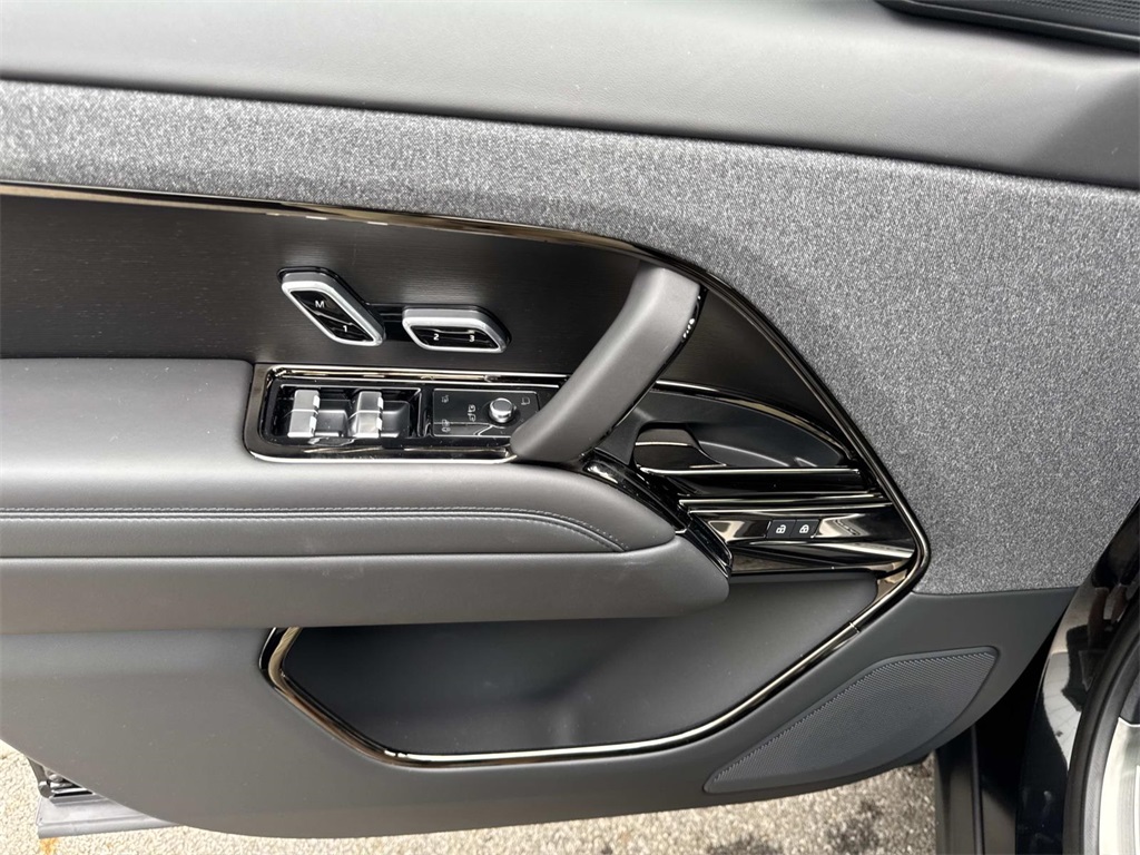2025 Land Rover Range Rover Sport SE photo 16