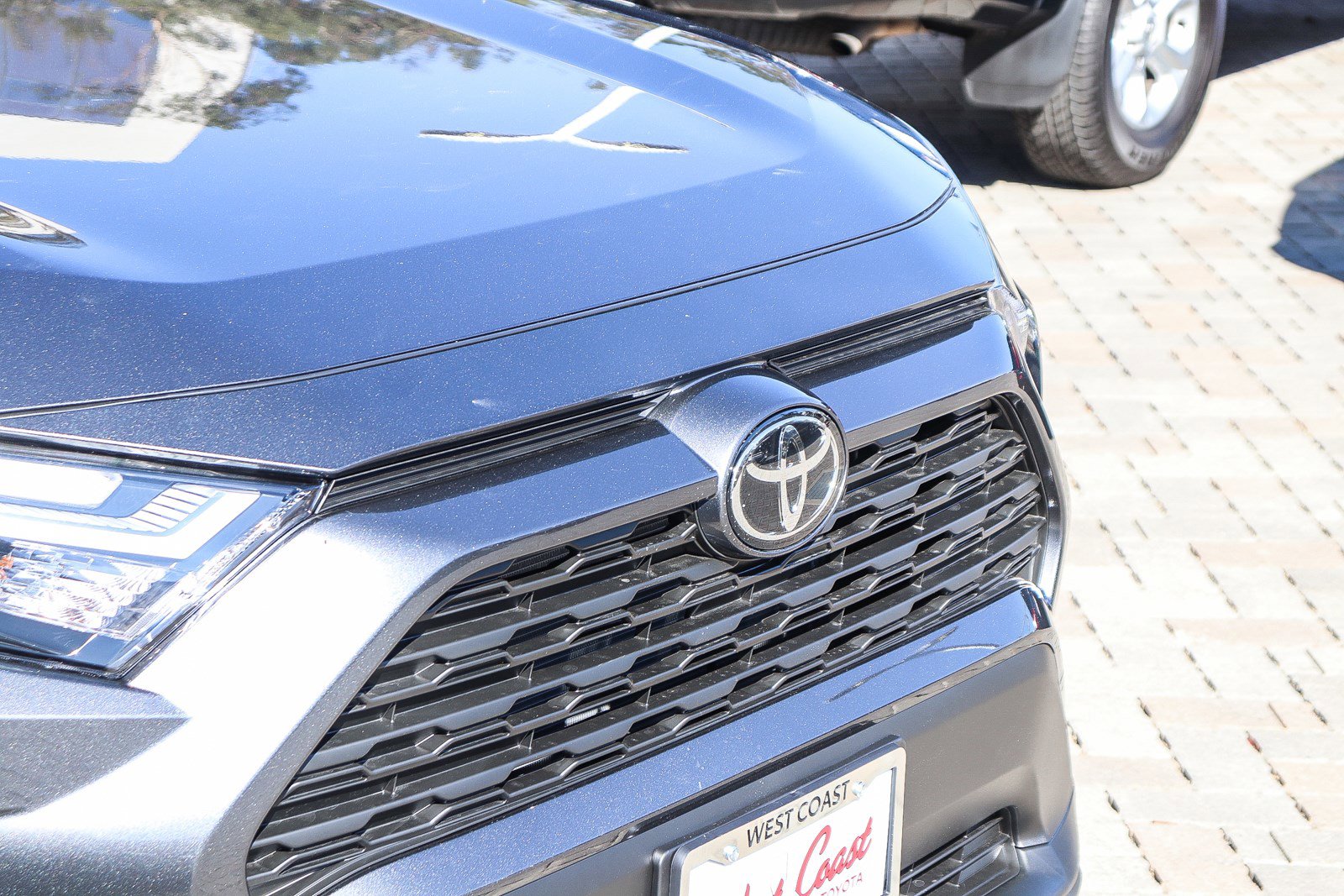 2025 Toyota RAV4 Hybrid LE photo 2