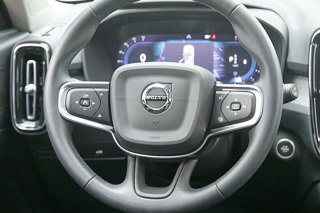 2023 VOLVO XC40 - Image 25