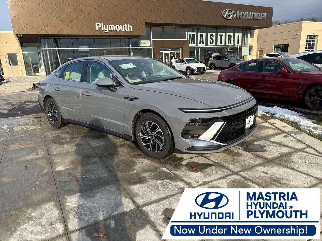 2026 Hyundai Sonata Hybrid Blue's photo