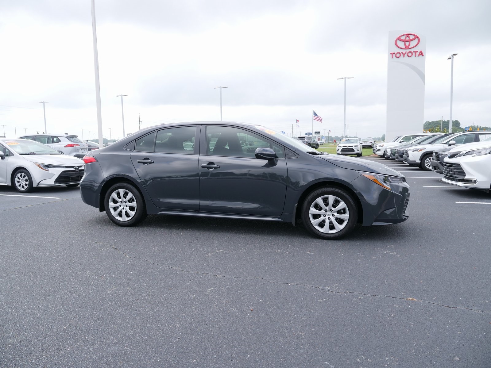 2025 Toyota Corolla LE's photo