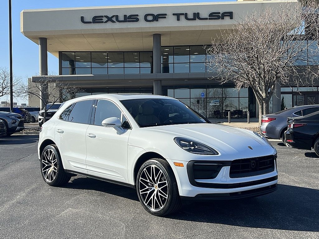 2022 Porsche Macan Base's photo