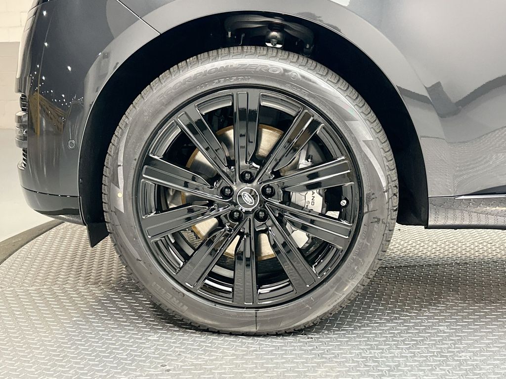 2025 Land Rover Range Rover SE photo 5