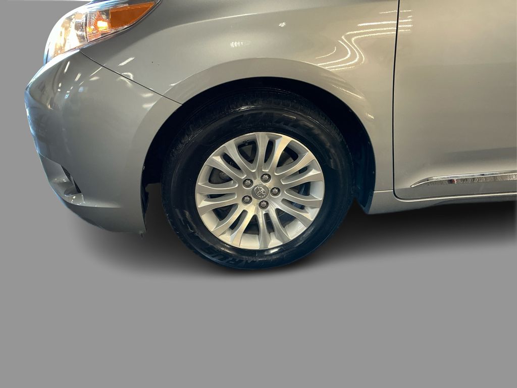 2013 Toyota Sienna XLE photo 17