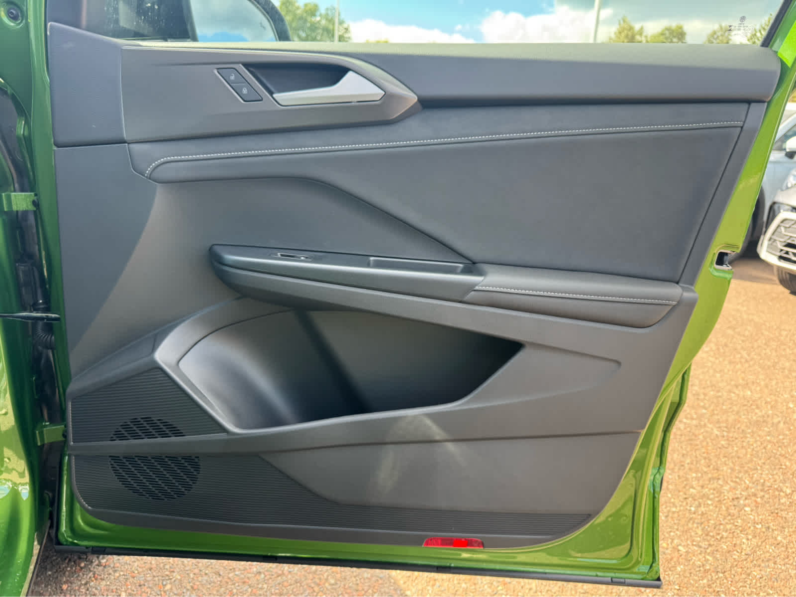2025 Volkswagen Taos SE photo 38