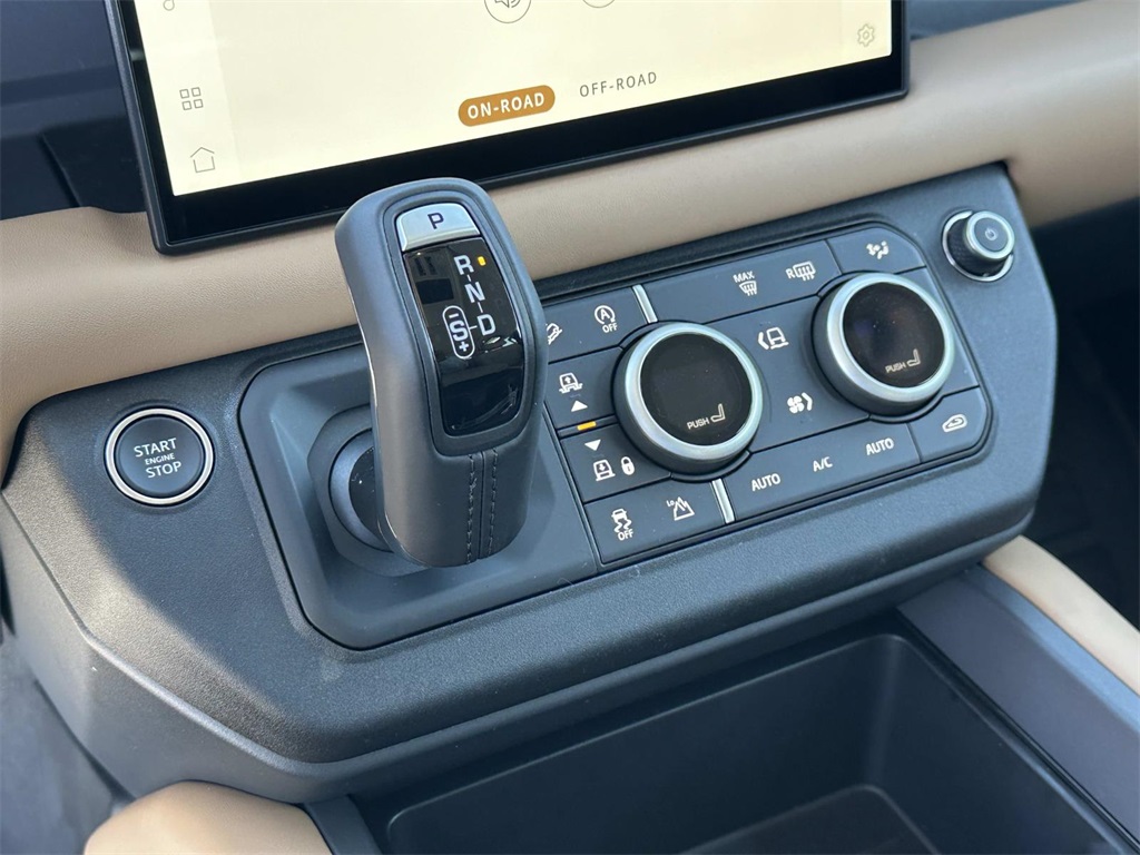 2025 Land Rover Defender 90 S photo 4