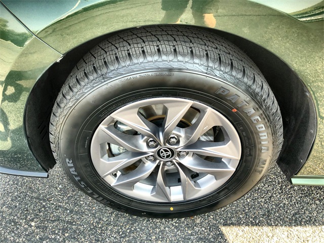 2024 Toyota Sienna LE photo 2