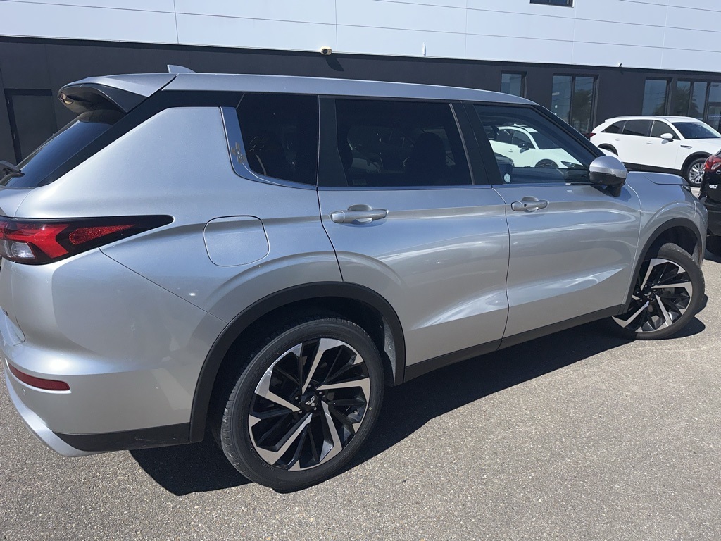 2024 Mitsubishi Outlander SE photo 4