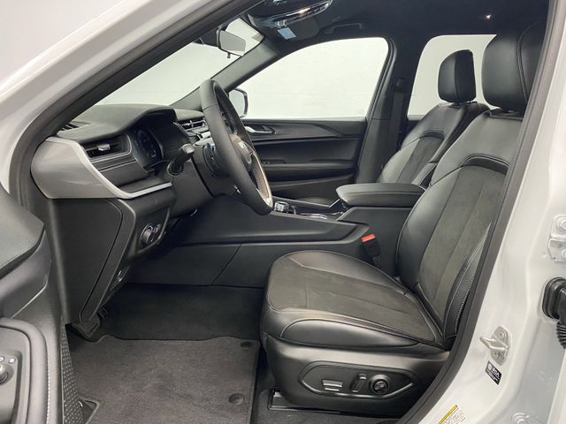 2025 Jeep Grand Cherokee Altitude photo 4