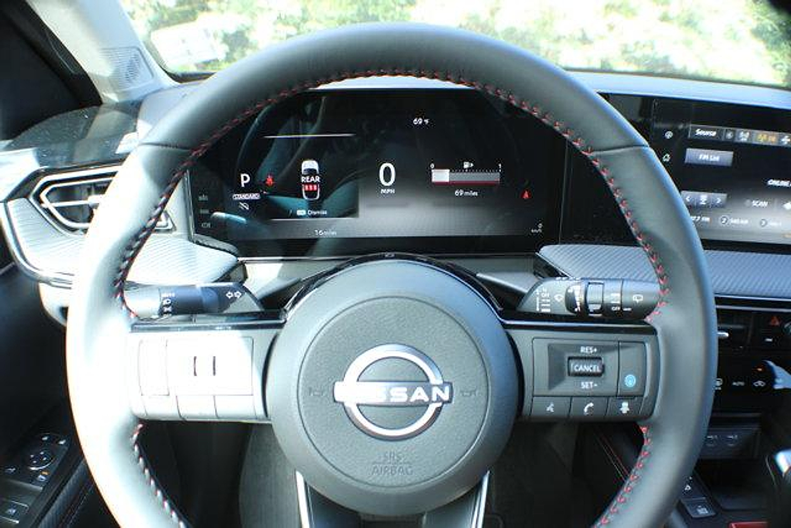 2025 Nissan Kicks SR photo 3