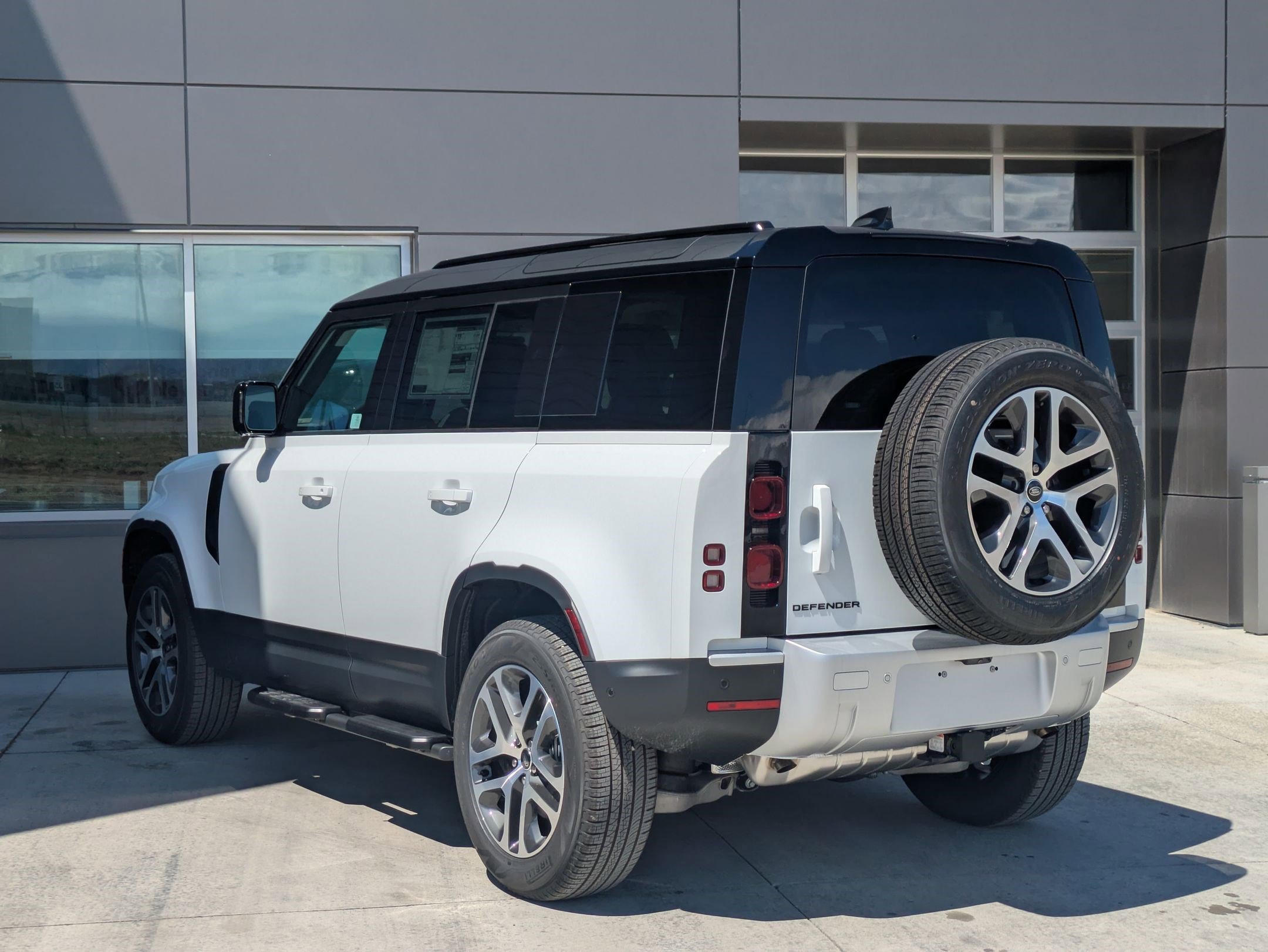 2025 Land Rover Defender 110 S photo 8