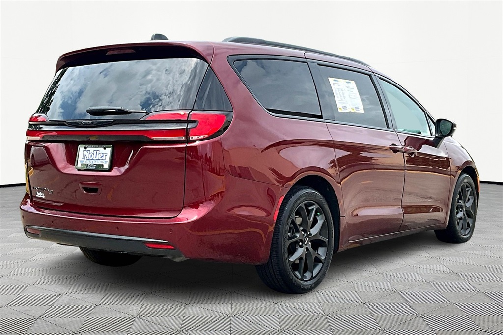 Used 2023 Chrysler Pacifica Touring L with VIN 2C4RC1BG8PR563652 for sale in Kansas City
