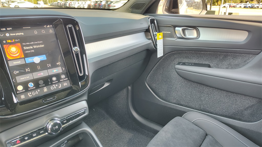 2026 Volvo XC40 photo 24