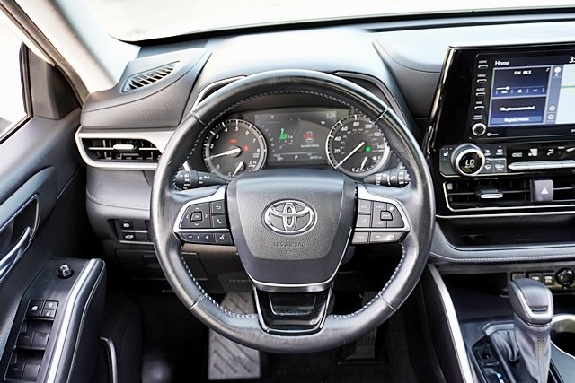 Used 2021 White Toyota XLE image 19