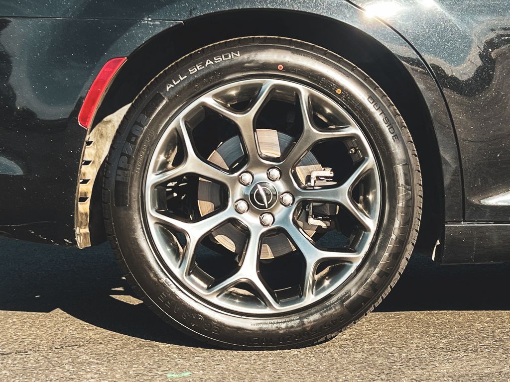 2015 Chrysler 300 S photo 4