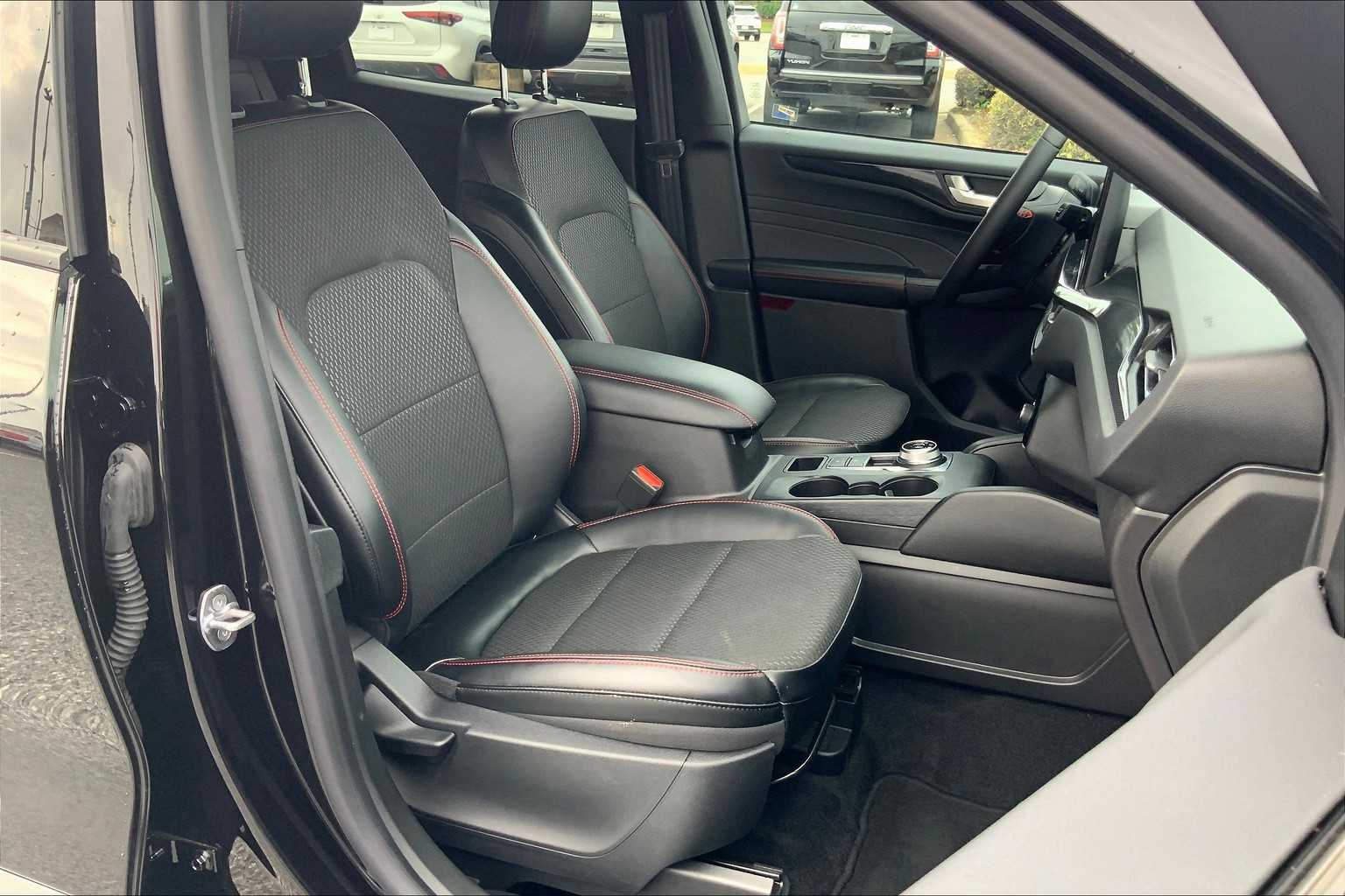 2024 Ford Escape ST-Line photo 8