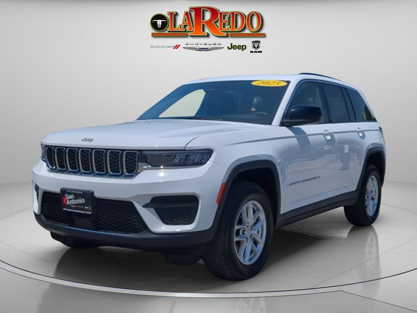 2025 Jeep Grand Cherokee Laredo X photo 3