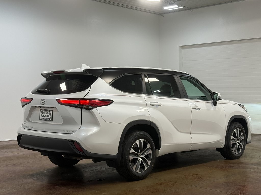 2023 Toyota Highlander XLE photo 3