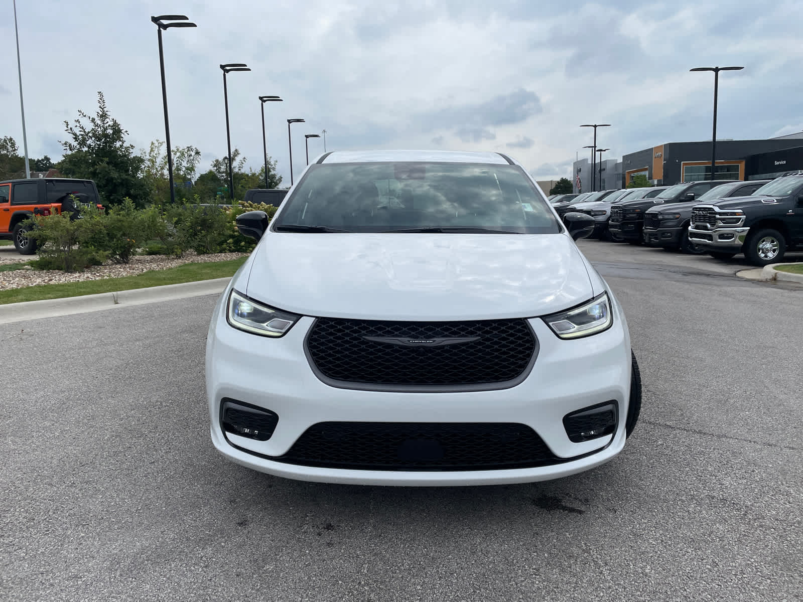 2026 Chrysler Pacifica photo 3