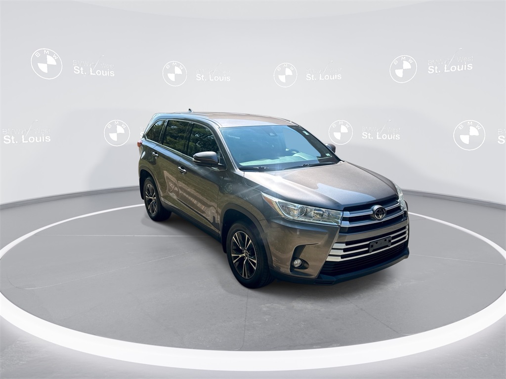 2019 Toyota Highlander LE Plus photo 2