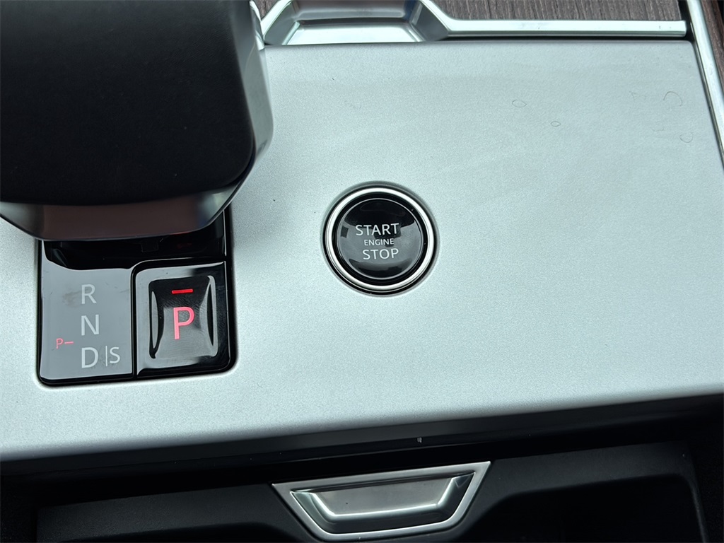 2025 Land Rover Range Rover SE photo 17