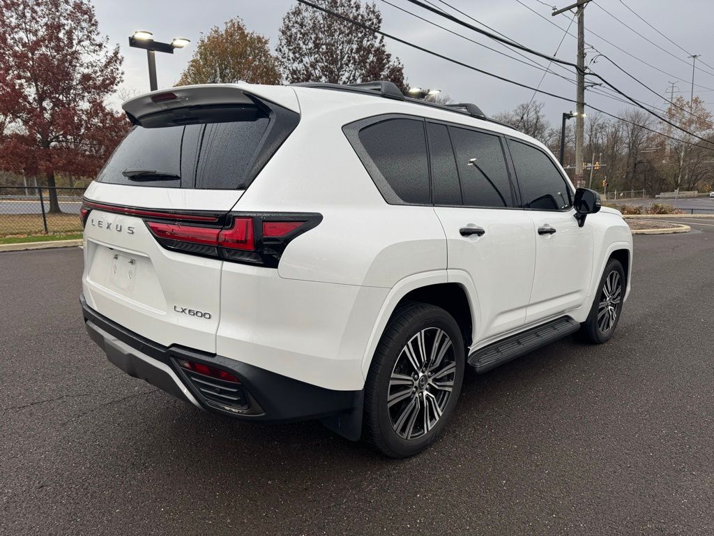 2024 Lexus LX 600 Luxury photo 4