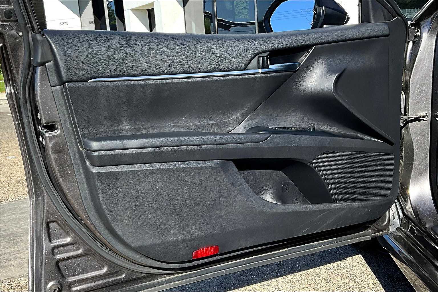2020 Toyota Camry SE photo 19