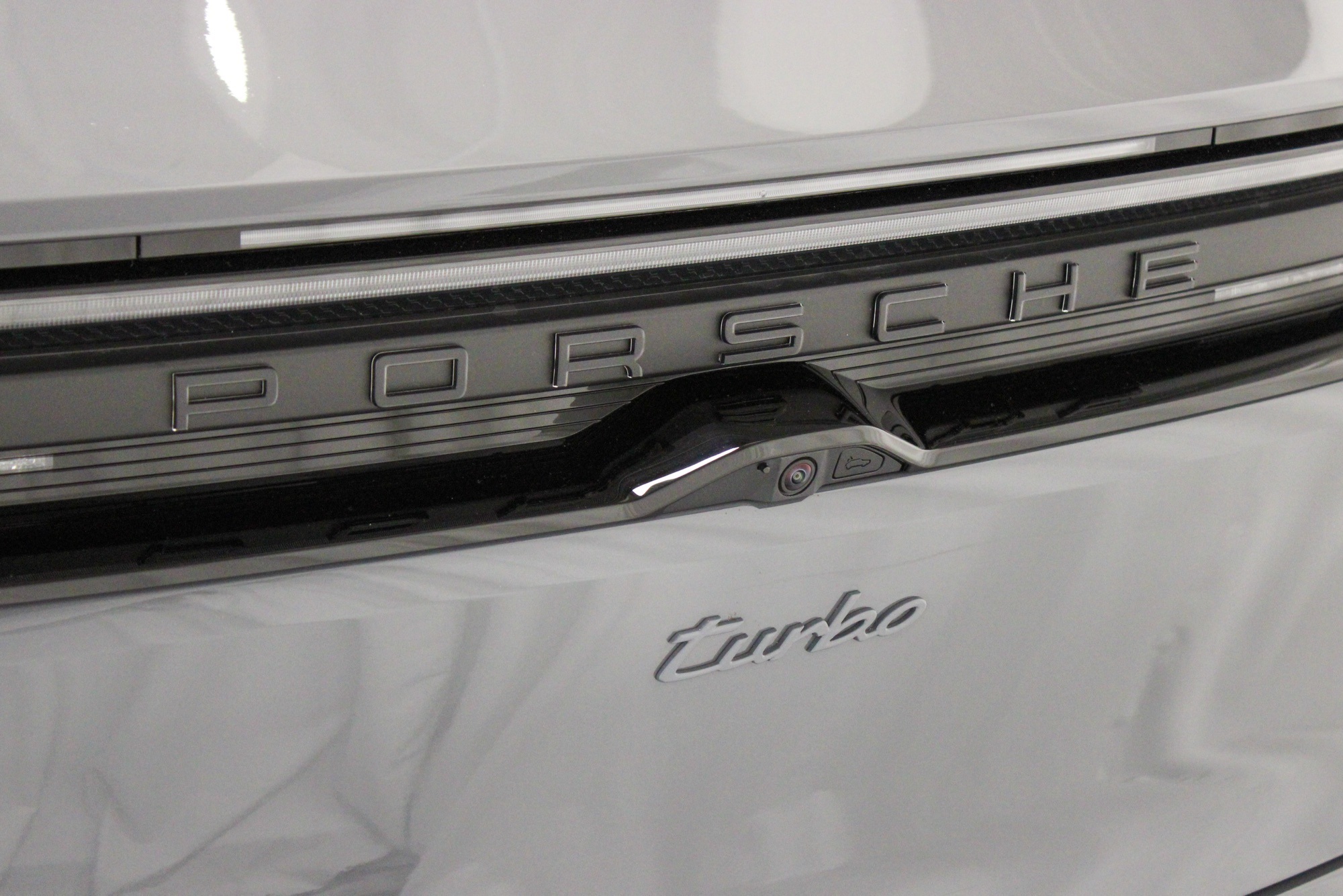 2025 Porsche Macan Electric Turbo photo 18
