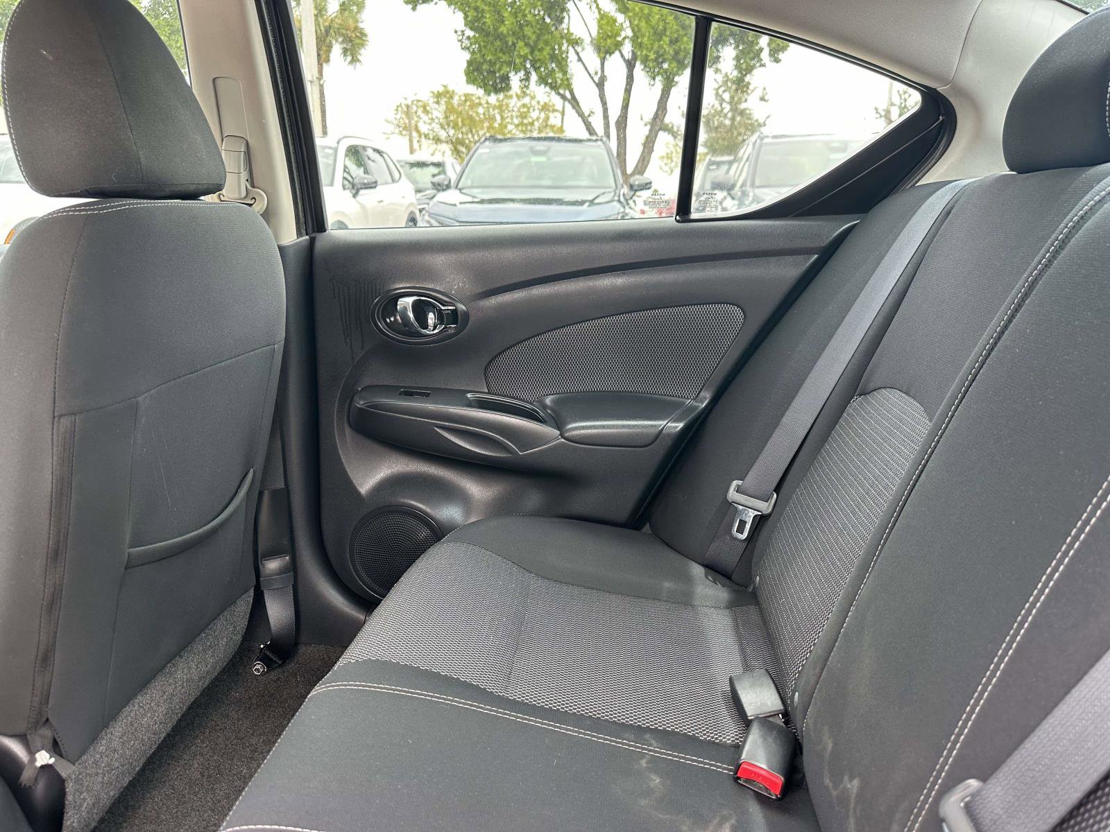 2015 Nissan Versa SV Sedan photo 11