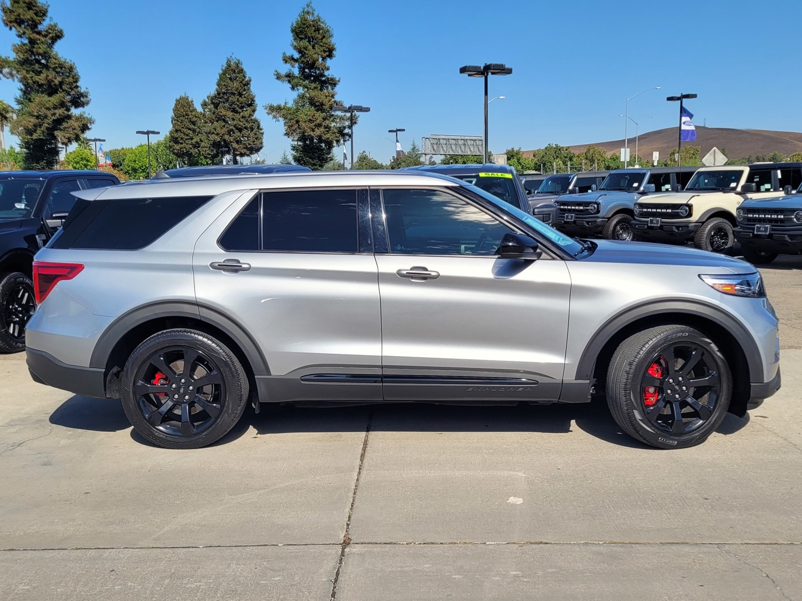 2022 Ford Explorer ST photo 3