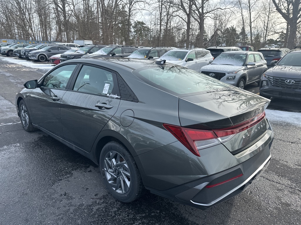 2024 Hyundai Elantra SEL photo 4