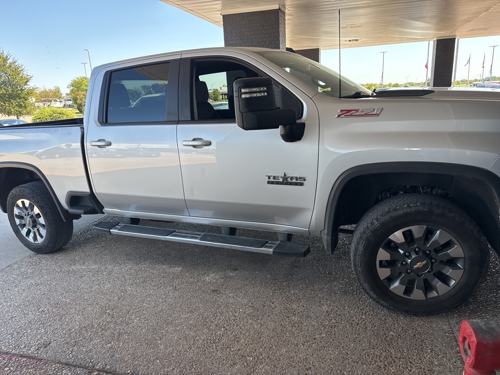 2023 Chevrolet Silverado 2500HD LT photo 3