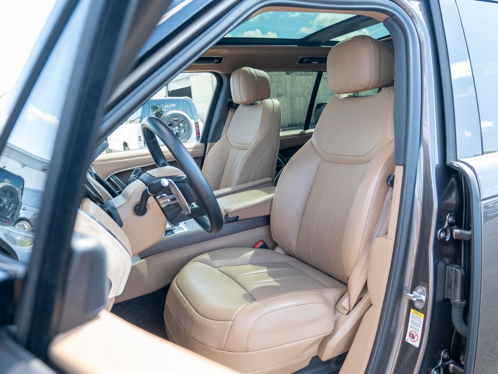 2023 Land Rover Range Rover SE photo 18