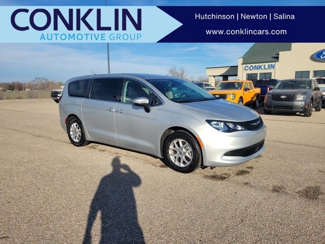 Pre-Owned 2023 Chrysler Voyager LX's photo