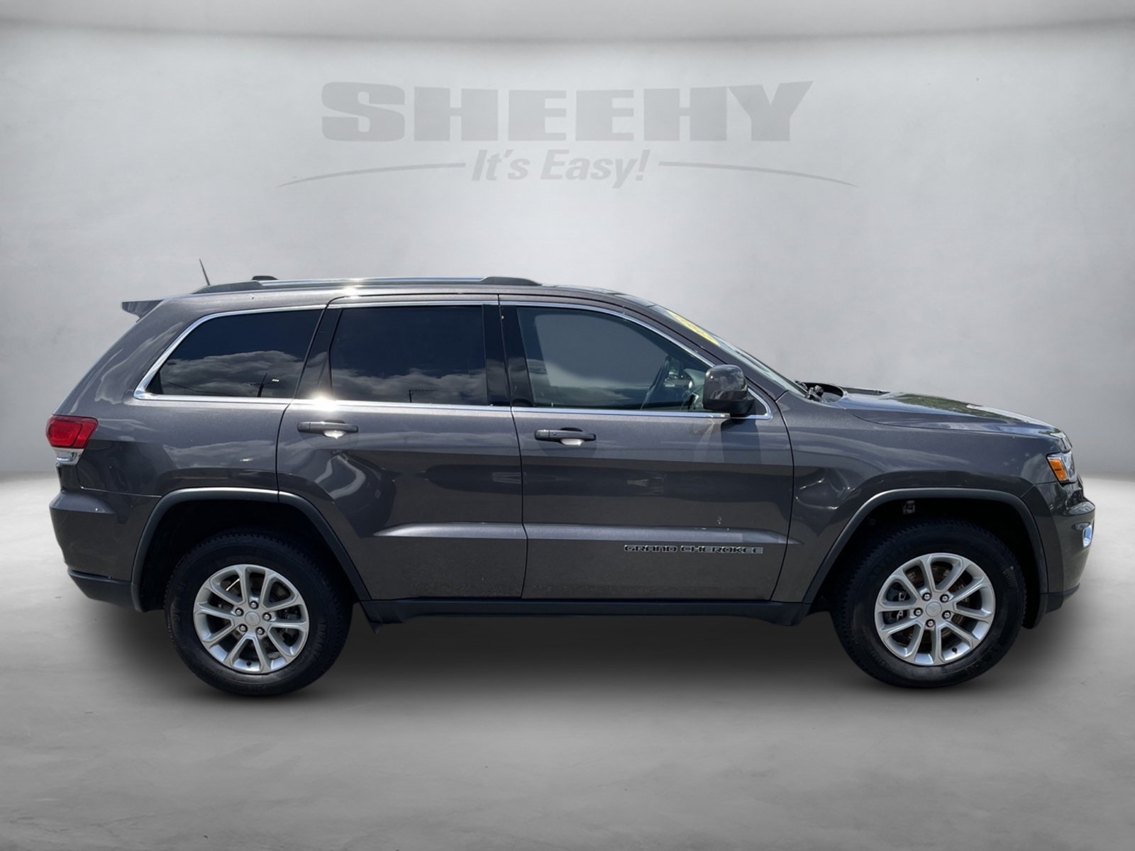 2021 Jeep Grand Cherokee Laredo E photo 2