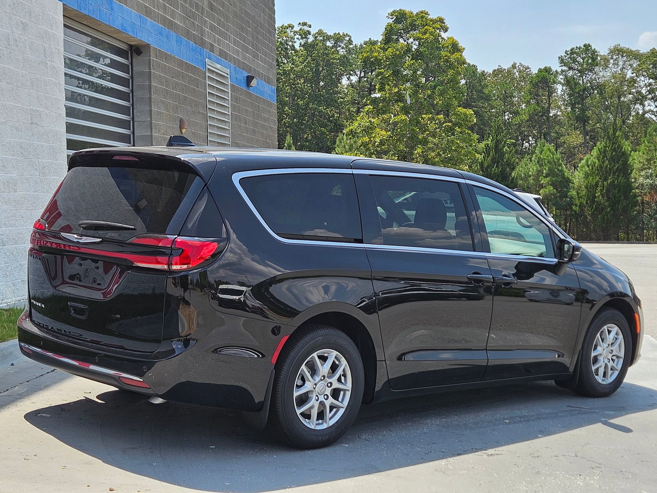 2026 Chrysler Pacifica photo 7