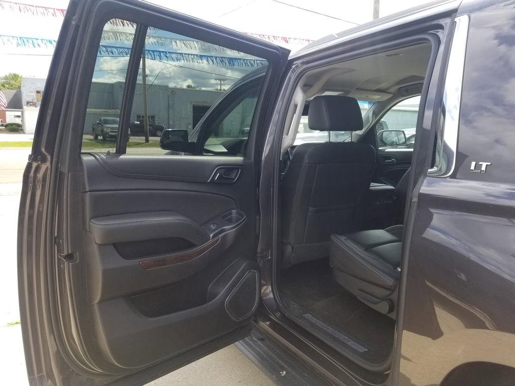 2017 Chevrolet Suburban LT photo 21