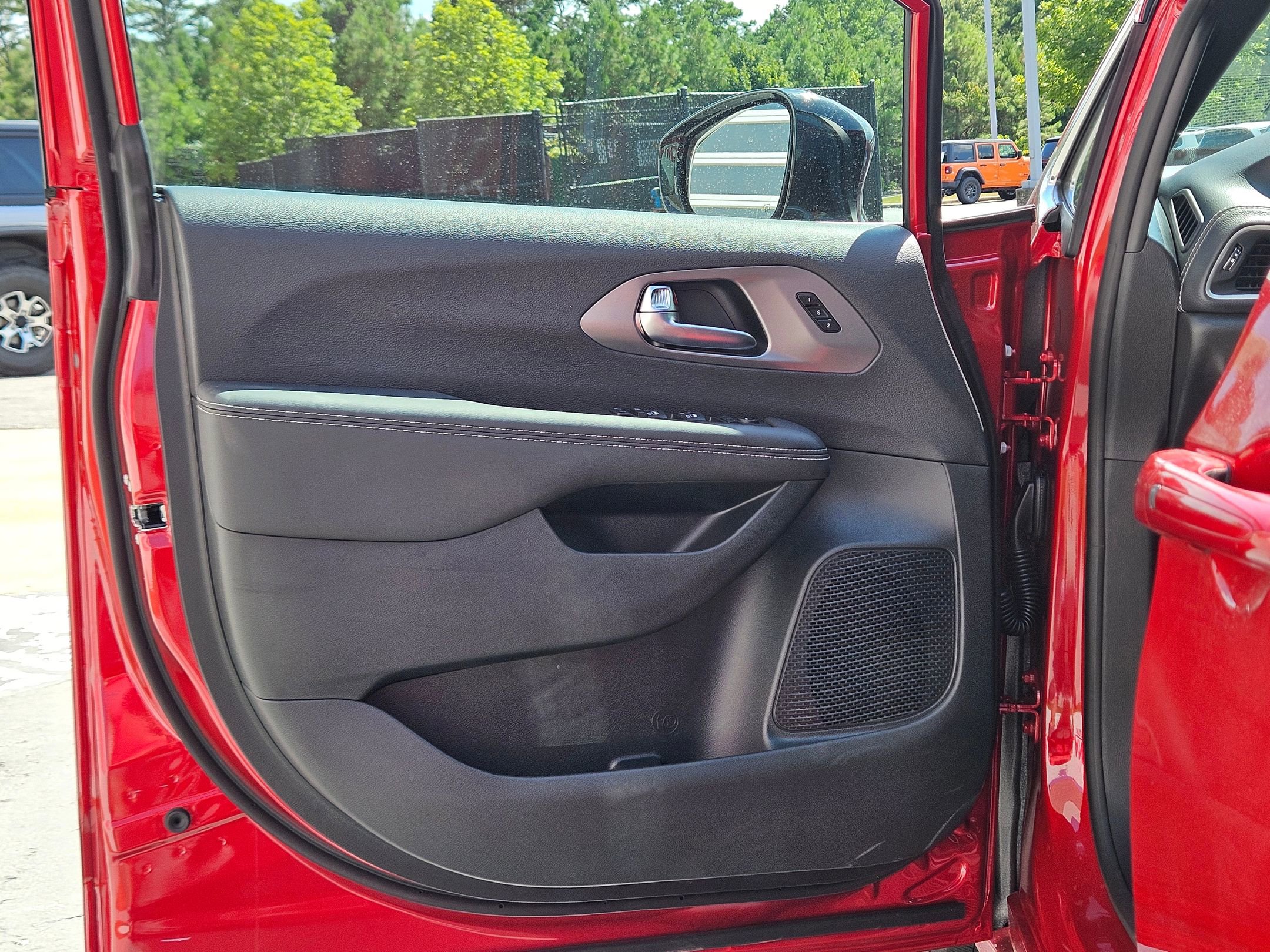 2025 Chrysler Pacifica photo 14