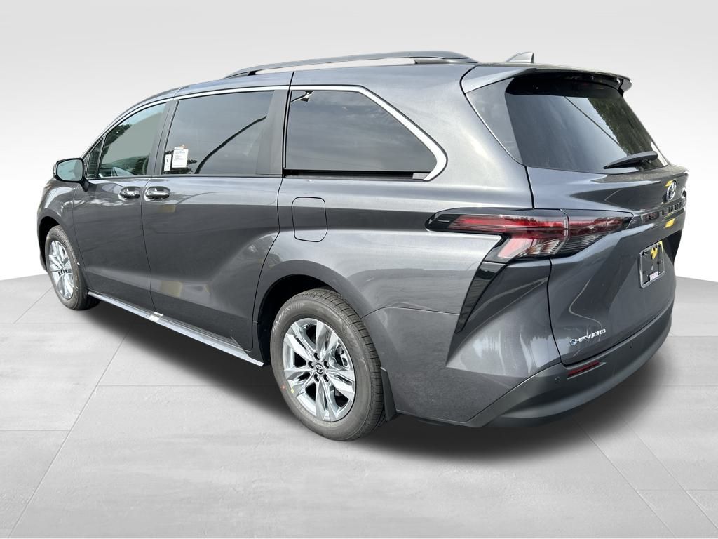 2025 Toyota Sienna XLE photo 3