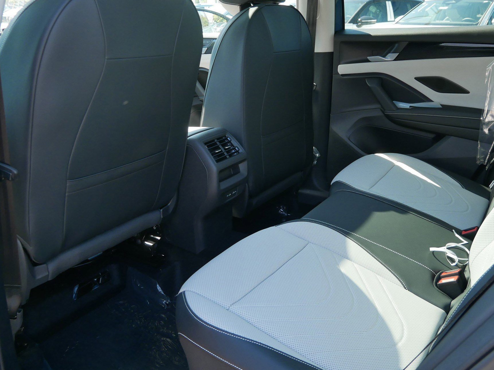 2025 Volkswagen Tiguan SE photo 4