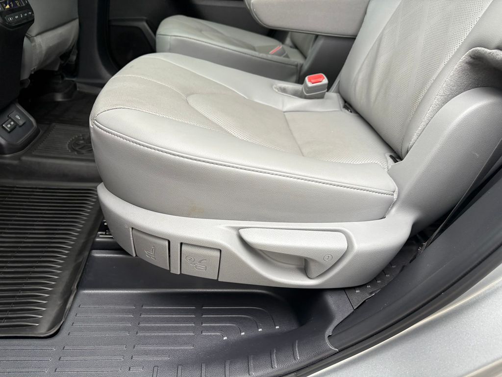 2024 Toyota Highlander Platinum photo 26
