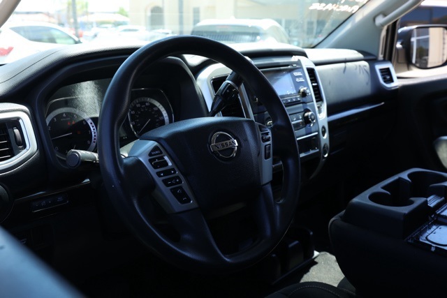 2017 Nissan Titan SV photo 13