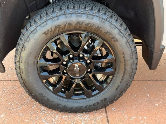 2025 Chevrolet Silverado 2500HD LT photo 4