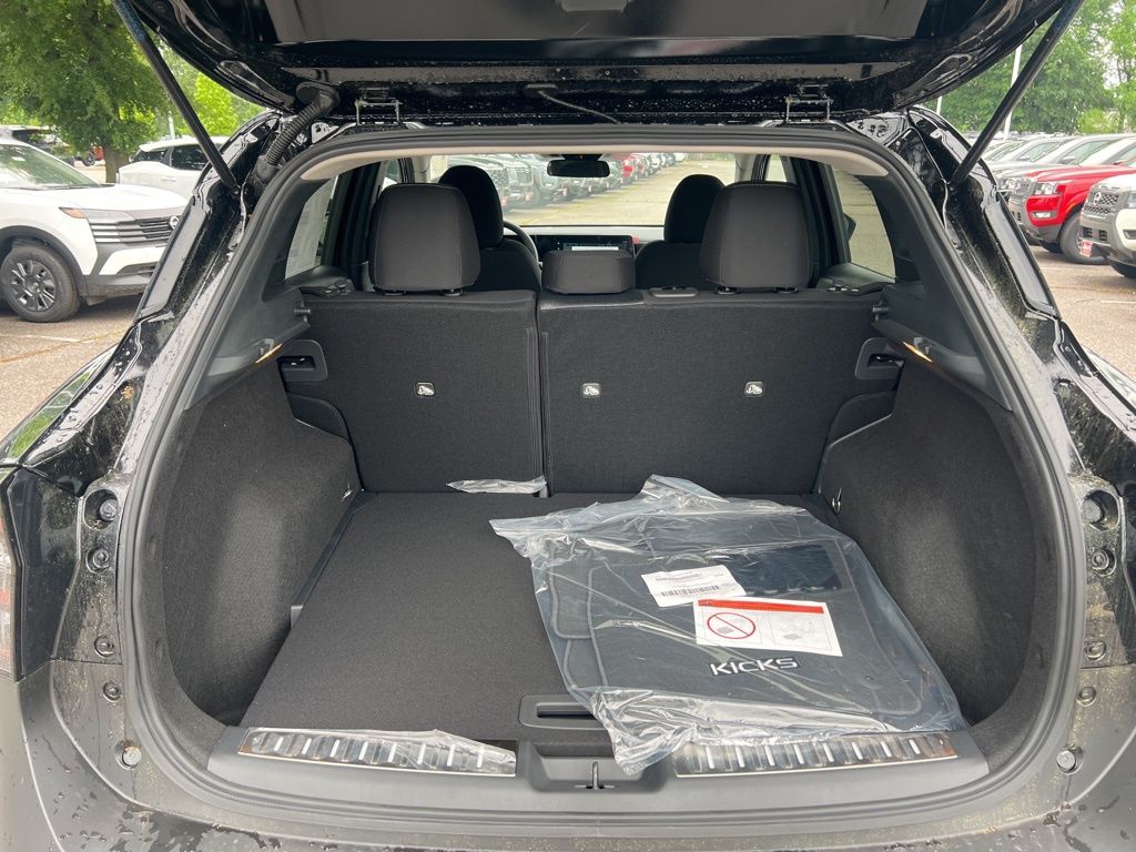 2025 Nissan Kicks SV photo 11